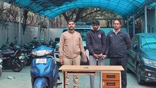 आईफोन झपटकर भाग रहेबदमाश दबोचे, ट्रैफिक पुलिस ने 200 मीटर पीछा कर दबोचा..